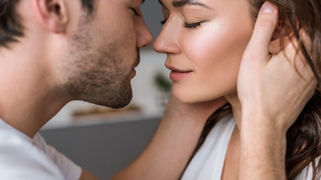 男人主动亲吻一个女人的嘴是什么心理?辨别清楚,别被他玩弄了